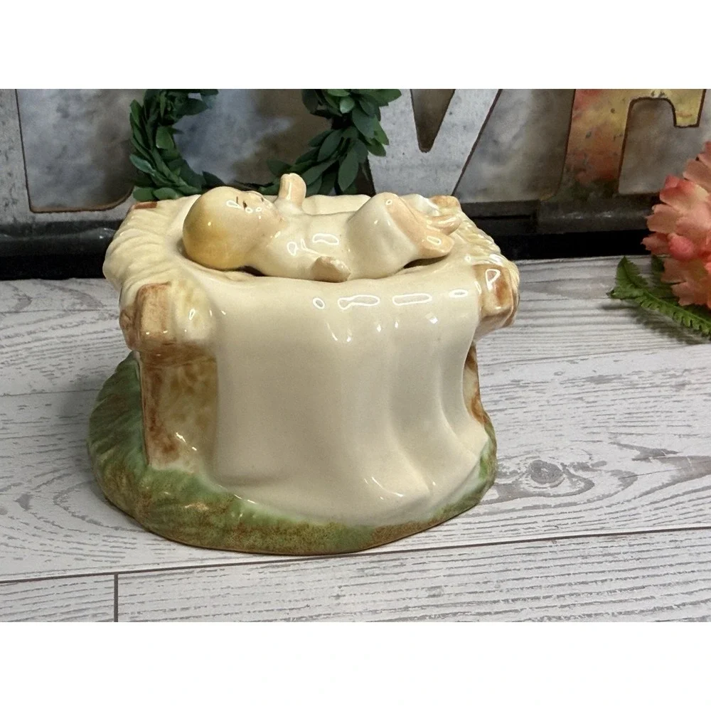 Vintage Baby Jesus In a Manger Holland‎ Mold Ceramic Hand Painted Signed 1970's